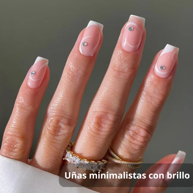 Uñas minimalistas con brillo