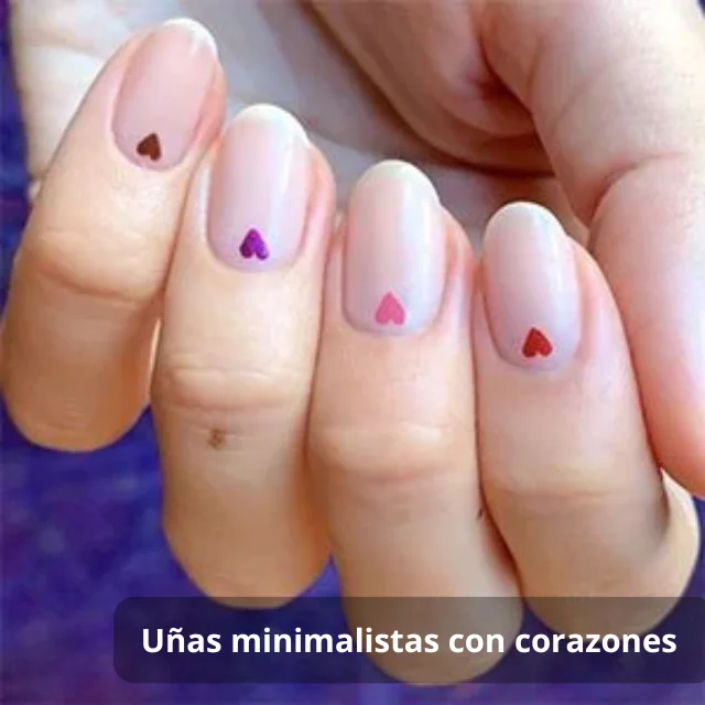 Uñas minimalistas con corazones