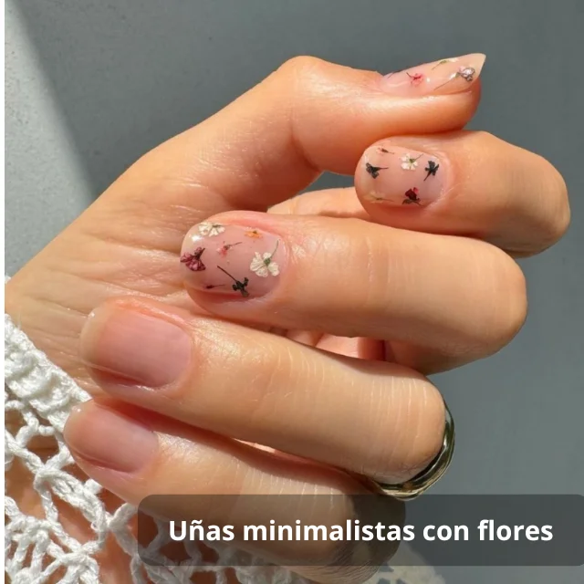 Uñas minimalistas con flores