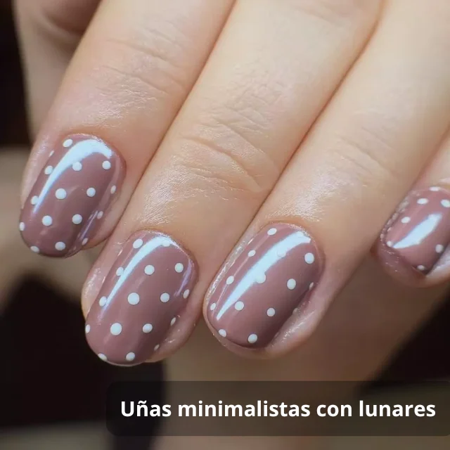 Uñas minimalistas con lunares